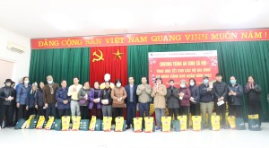 Phường Trần Hưng Đạo tặng quà tết cho các hộ gia đình có hoàn cảnh khó khăn