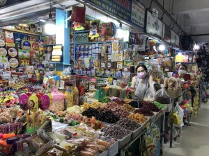 Tiểu thương chuẩn bị hàng hóa phục vụ nhân dân sắm tết