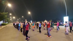 Phụ nữ Hạ Long sôi nổi chuẩn bị cho buổi biểu diễn Dân vũ 