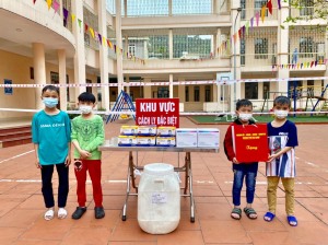 Tặng quà cho trẻ em có hoàn cảnh khó khăn chống dịch covid-19