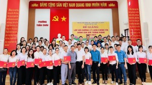 Hạ Long: Trao chứng nhận bồi dưỡng lý luận chính trị cho 70 CBCNVCLĐ 