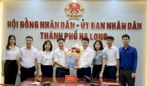 Trao quyết định của UBND TP  về việc điều động và bổ nhiệm công chức lãnh đạo quản lý
