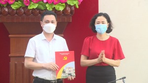 Thành ủy trao quyết định về công tác cán bộ