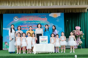 Các đồng chí Lãnh đạo Thành phố thăm, tặng quà trẻ em nhân Ngày Quốc tế Thiếu nhi 1-6