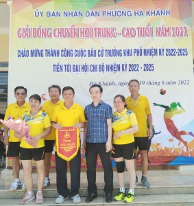 Phường Hà Khánh tổ chức giải bóng chuyền hơi trung, cao tuổi năm 2022