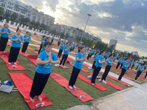 Phụ nữ Hạ Long tham gia Ngày Quốc tế Yoga lần thứ 8 tại Quảng Ninh