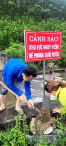 Cắm biển cảnh báo, phòng chống đuối nước và tại nạn thương tích trên địa bàn xã Tân Dân