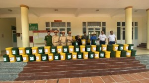 Công an TP Hạ Long tặng 100 thùng đựng rác cho các hộ dân tại xã Dân Chủ