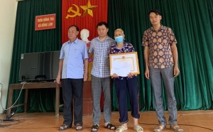 Xã Đồng Lâm: Tặng giấy khen cho hộ gia đình hiến đất xây dựng nông thôn mới 