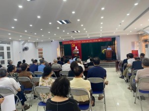 Đồng chí Nguyễn Tiến Dũng, Phó Bí thư Thành uỷ, Chủ tịch UBND Thành phố dự sinh hoạt Chi bộ khu phố 3, Phường Hồng Gai