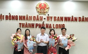 Trao Quyết định của UBND thành phố điều động, bổ nhiệm viên chức lãnh đạo, quản lý một số trường học