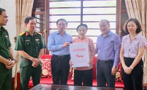 Các đồng chí lãnh đạo Tỉnh và Thành phố: Thăm, tặng quà các gia đình chính sách