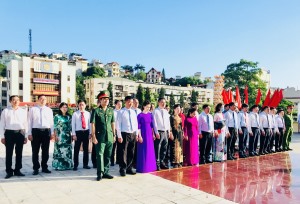 Đoàn đại biểu Thành phố Hạ Long dâng hương tại Đài tưởng niệm các Anh hùng Liệt sĩ 