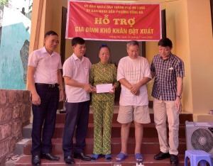 Trao tiền hỗ trợ gia đình bị sập nhà tại phường Hồng Hà