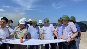 Phó Bí thư Thường trực Tỉnh ủy Ngô Hoàng Ngân kiểm tra tiến độ thi công cầu Cửa Lục 3 