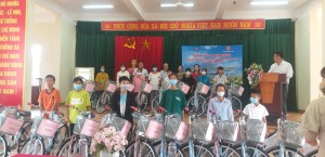 Chương trình trao xe đạp và khen thưởng học sinh khuyết tật, mồ côi có hoàn cảnh khó khăn vươn lên trong học tập