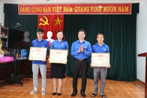 Khen thưởng các đoàn viên thanh niên xã Hòa Bình, thành phố Hạ Long dũng cảm cứu người bị đuối nước