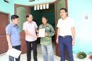 Trao GCN QSDĐ cho các hộ dân bị ảnh hưởng GPMB tại xã Sơn Dương