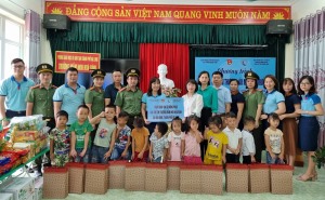 Các đơn vị tặng quà Trung thu cho trẻ em trường mầm non xã Hòa Bình