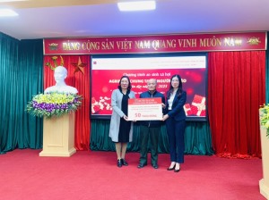 Agribank Hoành Bồ trao quà tết cho 50 gia đình khó khăn