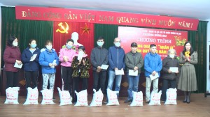 Phường Hồng Gai tặng quà tết cho hộ khó khăn