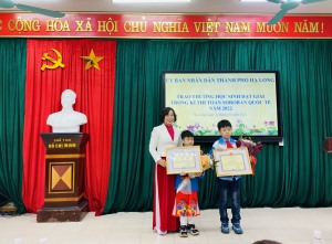 Tặng Giấy khen cho các học sinh đạt giải cao tại Kỳ thi toán Soroban quốc tế 2022