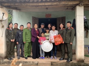 Thăm, tặng quà tết tại xã Bằng Cả