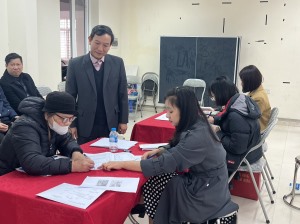 Thành phố trao tiền hỗ trợ thuê nhà cho các hộ dân chung cư cũ lô 6, 7, 8 phường Trần Hưng Đạo.