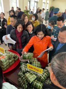 Phường Hà Trung gói bánh chưng xanh - trao Tết an lành
