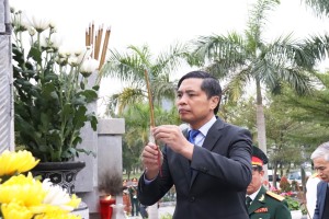 Lãnh đạo Thành phố dâng hương, dâng hoa tưởng niệm các anh hùng liệt sĩ nhân dịp Tết Quý Mão 2023