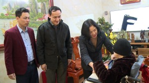 Lãnh đạo thành phố thăm, tặng quà, chúc Tết mẹ VNAH Nguyễn Thị Thiếp