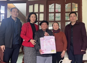 Lãnh đạo thành phố thăm, tặng quà Tết các gia đình chính sách Nhân dịp chuẩn bị đón Tết Nguyên đán Quý Mão 2023