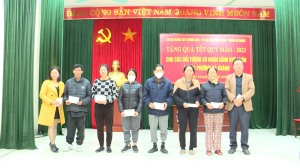  Ủy ban MTTQ thành phố phối hợp với Chi hội Quảng cáo tỉnh Quảng Ninh: Tặng quà cho hộ có hoàn cảnh khó khăn