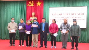 Tặng quà tết cho đối tượng có hoàn cảnh khó khăn trên địa bàn 2 phường Hà Khẩu, Việt Hưng