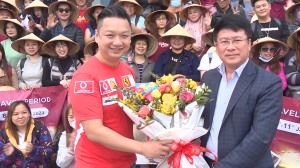 Lãnh đạo Thành phố tặng hoa khách du lịch tham quan Vịnh Hạ Long