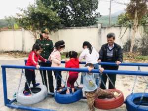 Khánh thành và bàn giao sân vui chơi cho thanh thiếu nhi tại xã Bằng Cả; trao tặng 20 góc tập cho trẻ em nghèo vượt khó tại xã Đồng Sơn.
