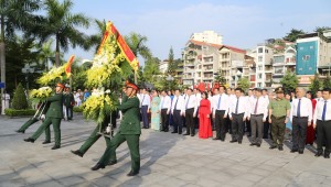 Đoàn đại biểu Tỉnh và Thành phố dâng hương tại Đài tưởng niệm các Anh hùng liệt sĩ và Tượng đài đồng chí Vũ Văn Hiếu
