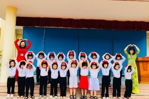 Trao tặng mũ bảo hiểm cho học sinh lớp 1 trên địa bàn Thành phố