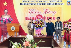 Đồng chí Bí thư Thành ủy thăm, chúc mừng giáo viên nhân ngày Nhà giáo Việt Nam 