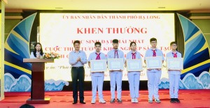 Khen thưởng học sinh có thành tích nổi bật.