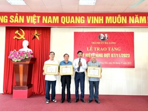Đảng bộ Phường Hồng Hải trao tặng Huy hiệu Đảng đợt 7/11/2023