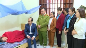 Xã Sơn Dương thăm, tặng quà nạn nhân tai nạn lao động.
