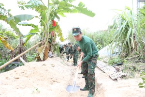 Hành quân dã ngoại thực hiện công tác dân vận tại phường Hoành Bồ