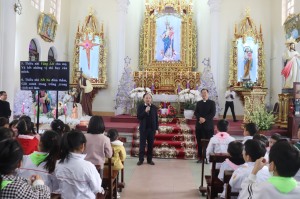 Đồng chí Bí thư Tỉnh ủy thăm, động viên, chúc mừng Giáo xứ Hòn Gai