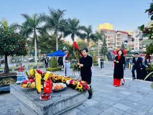 Dâng hoa, dâng hương tưởng niệm các anh hùng liệt sỹ nhân dịp kỷ niệm 30 năm ngày thành lập TP Hạ Long