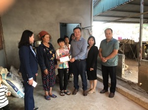 Bàn giao nhận đỡ đầu trẻ em có hoàn cảnh khó khăn tại xã Lê Lợi