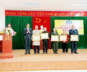 42 đồng chí Đảng viên thuộc Đảng bộ phường Hồng Hà được nhận huy hiệu Đảng đợt 03/02/2023