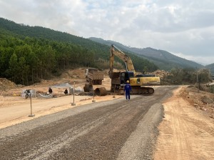 Tấp nập thi công công trình trọng điểm