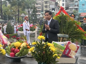 Dâng hương, dâng hoa các anh hùng liệt sỹ nhân dịp Lễ giao nhận quân năm 2023