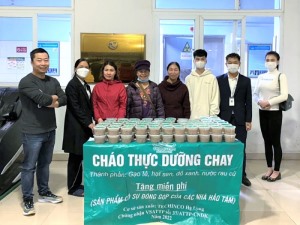 Ấm lòng những suất cháo miễn phí cho bệnh nhân nghèo
